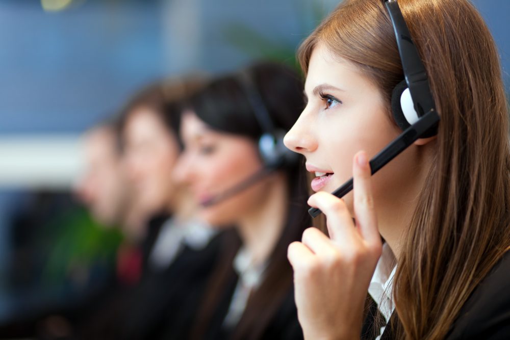 Autodialling software dials multiple numbers simultaneously, while predictive dialling uses AI and algorithms to anticipate agent availability and queue customer calls accordingly